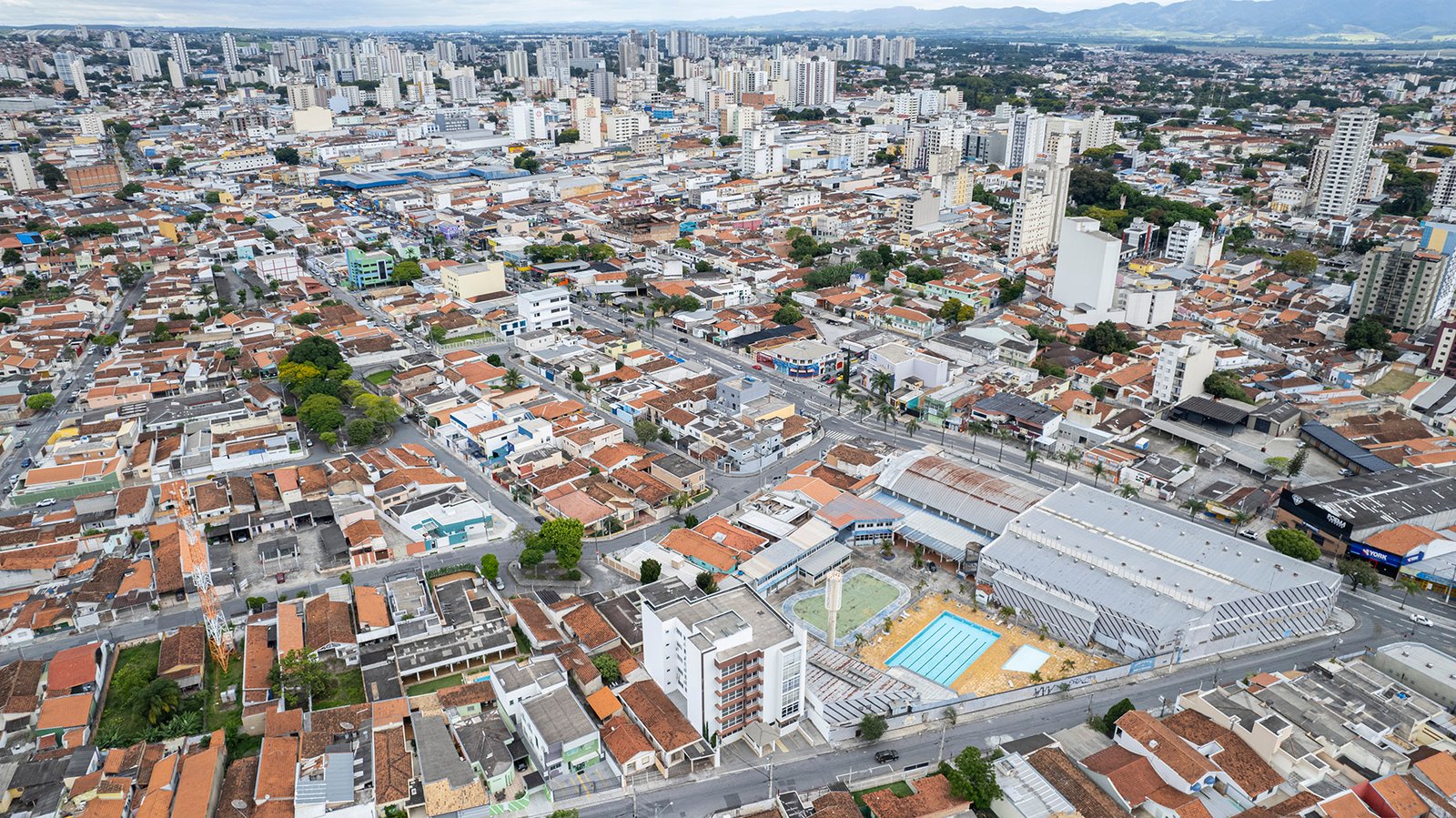 Vista aérea da região do Mercado Municipal de Taubaté, área de atuação do SINCOVAT