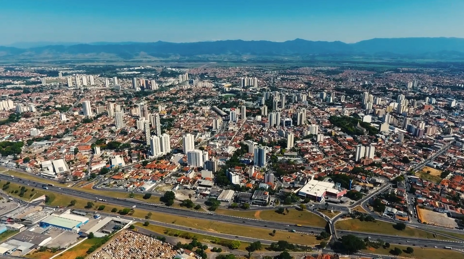 Vista aérea da região do Mercado Municipal de Taubaté, área de atuação do SINCOVAT